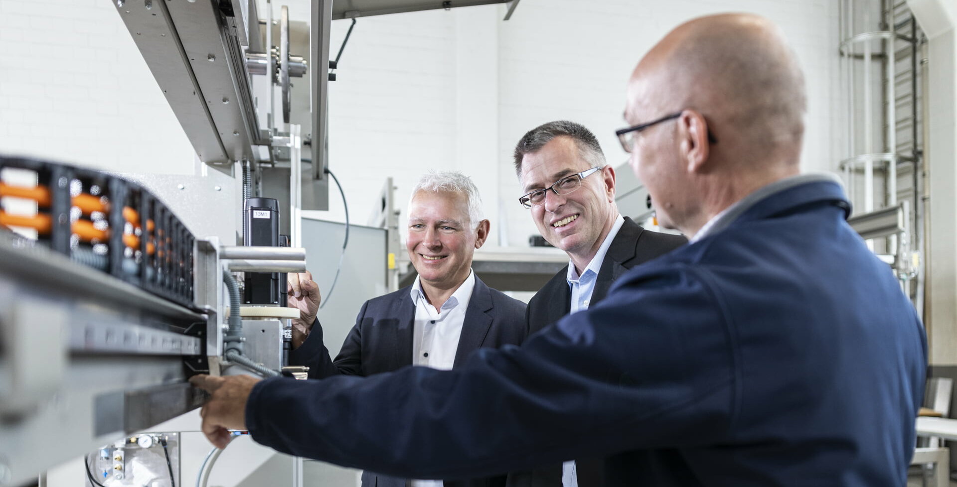 Michael Tillmann, technischer Leiter bei Fecken-Kirfel, mit Franke-Berater Andreas Böttcher und Stefan Lennartz, Leiter der mechanischen Konstruktion